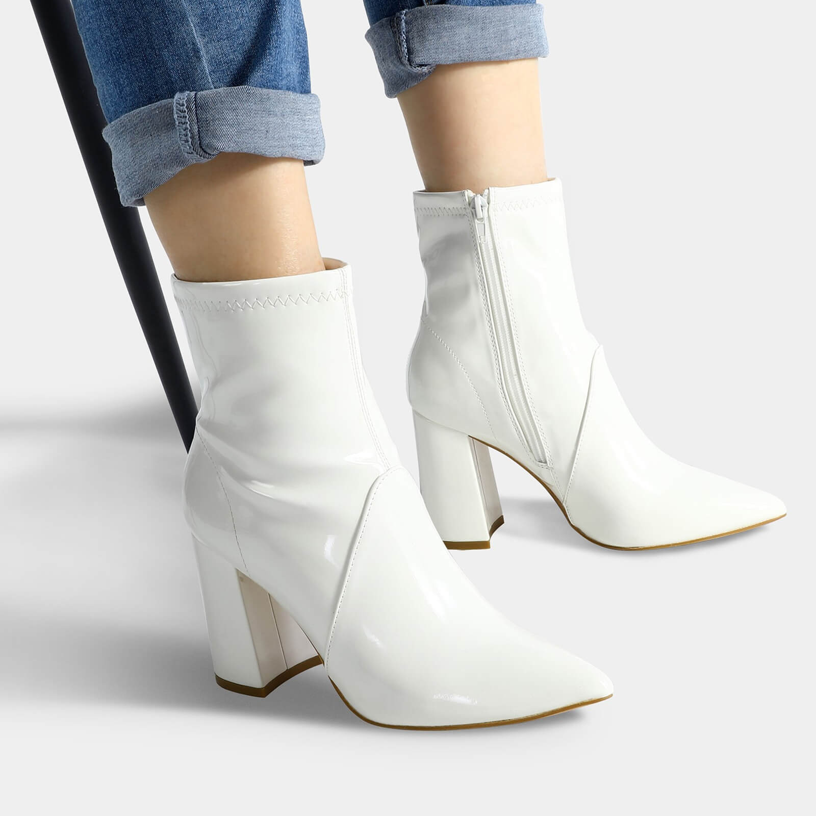 Botines de piel con tacón de bloque y cremallera lateral