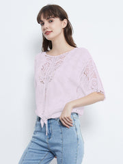 Blusa de crochet de encaje blanco con nudo anudado