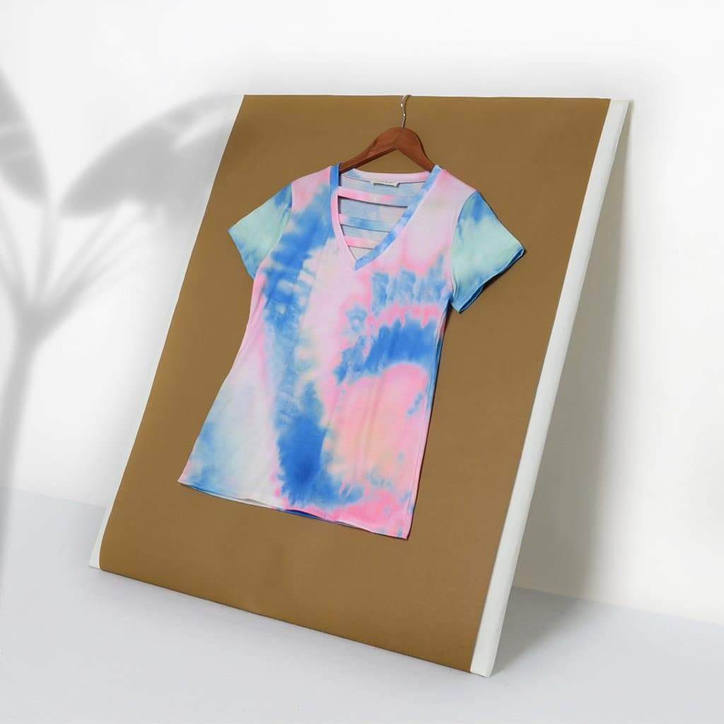 Camiseta con cuello en V y efecto tie-dye