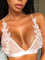 Top tipo bralette con tirantes finos bordados y corte bajo