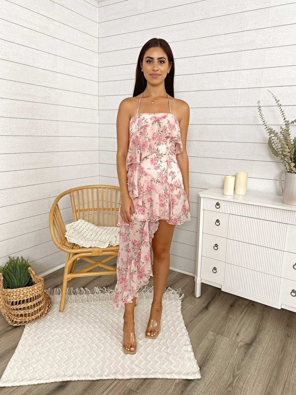 Vestido con volantes y cuello halter, asimétrico y floral